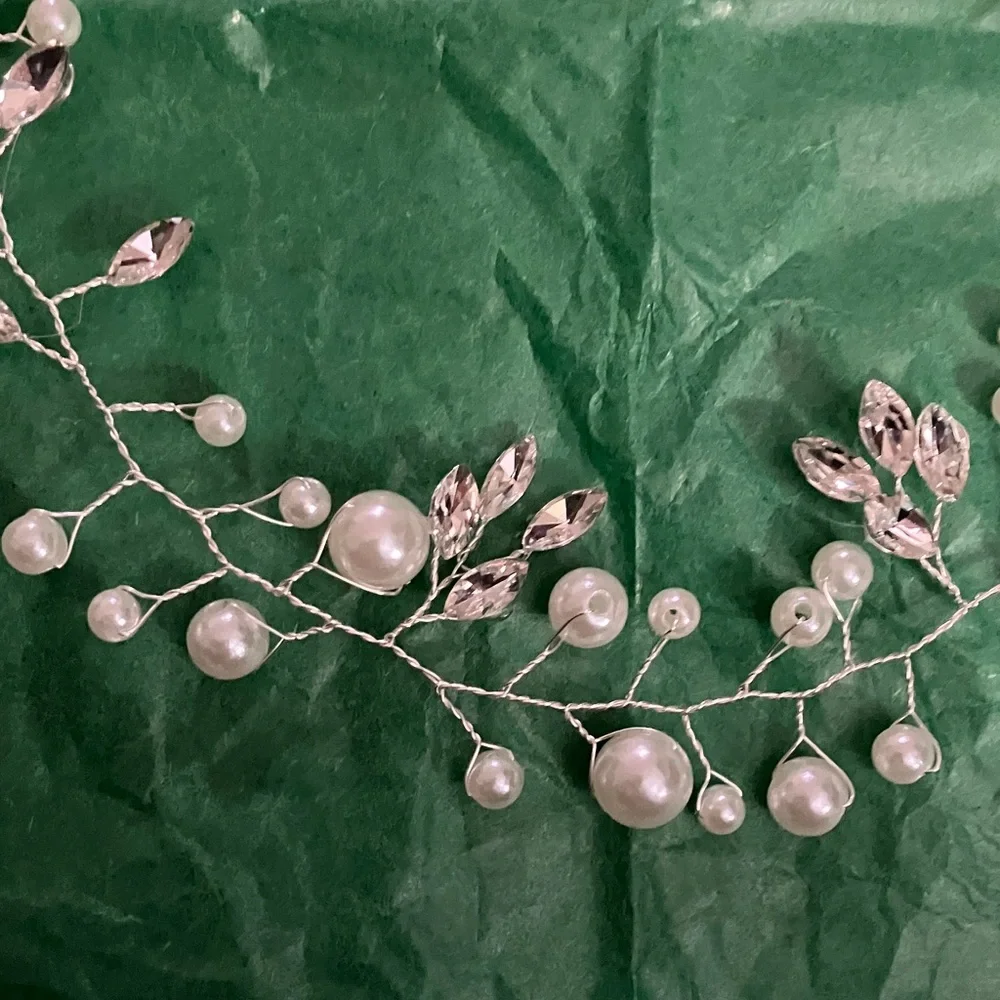 Elegant Pearl and Crystal Hair Vine